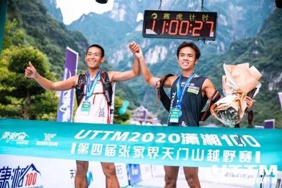 梁晶(左)和赵家驹在2020年天门山越野赛后。