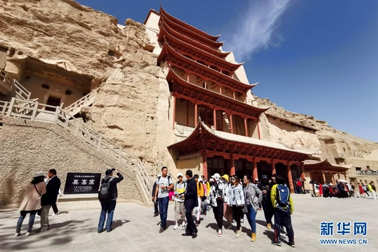 游客在敦煌莫高窟参观游览（2019年5月1日摄）。新华社记者 范培珅 摄