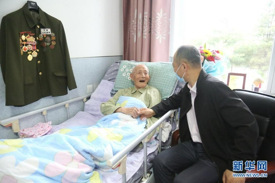  6月1日，抗美援朝老战士孙景坤在丹东光荣院与院长交谈。新华社发