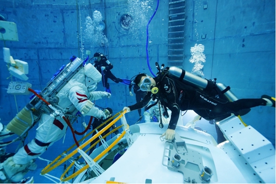 赵阳（右）辅助航天员进行水下训练。中国航天员中心供图 孔方舟/摄