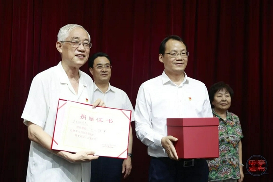李大钊之孙李宏塔捐出"七一勋章"_新浪新闻 - Vimarsana News