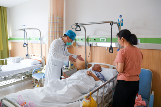苏州市第九人民医院,医生在查看伤员情况新华社记者李博 摄