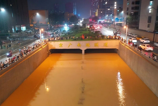 京广南路隧道的水位已经逼近洞口。 供图/受访者