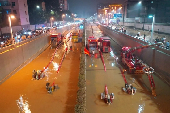 7月22日晚，中国安能4台3000型远程控制子母式“龙吸水”正在京广南路隧道展开抽排水抢险作业。供图/受访者