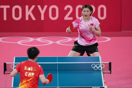 7月29日，陈梦（上）和孙颖莎在比赛中。