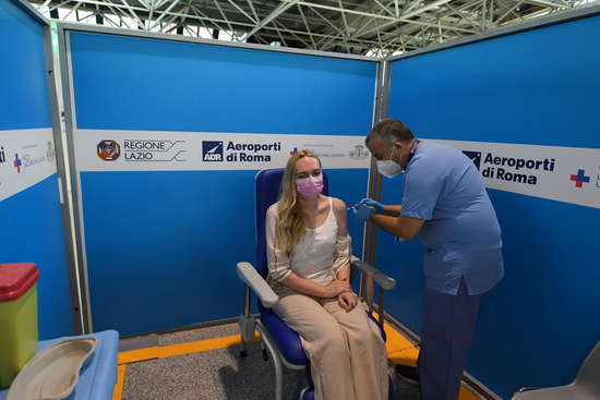 7月29日，医务人员在意大利罗马菲乌米奇诺机场的新冠疫苗接种点为一名女子接种新冠疫苗。新华社发（阿尔贝托·林格利亚摄）
