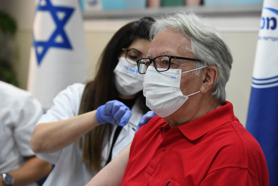  7月30日，一名男子在以色列拉马特沙龙接种第三剂新冠疫苗。新华社/基尼图片社