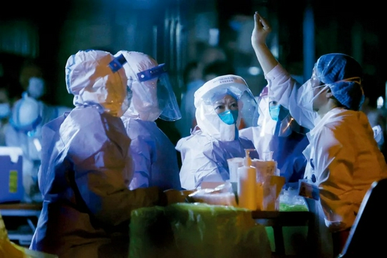 8月2日晚，上海市浦东新区华夏二路1500弄心圆西苑小区内，医护人员正在进行核酸采样前的准备工作。图/中新