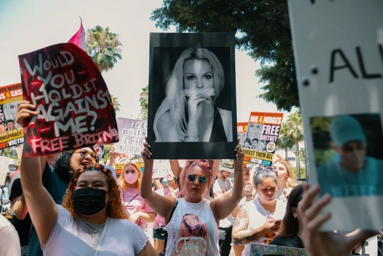 粉丝手举"解救布兰妮"的标牌.图源:纽约时报