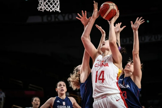 8月4日，在东京奥运会女子篮球四分之一决赛中，中国队以70比77不敌塞尔维亚队，无缘半决赛。新华社记者 潘昱龙 摄
