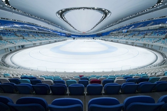 2021年5月8日，北京冬奥会标志性场馆国家速滑馆“冰丝带”开展首次全冰面制冰，规模约1.2万平方米的场馆全冰面成功亮相。新华社记者 张晨霖 摄