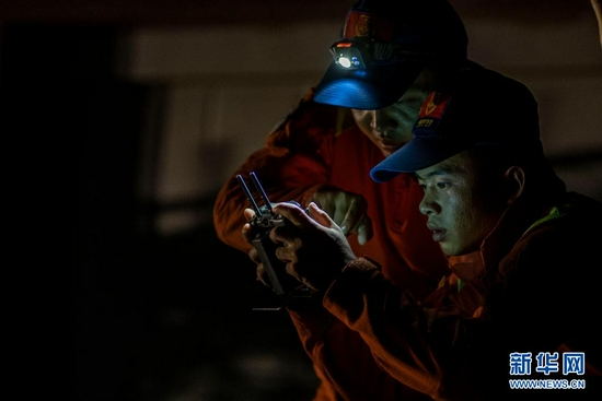  8月8日，云南省森林消防总队野生亚洲象搜寻监测分队队员在对象群进行24小时不间断监测。新华社记者 江文耀 摄