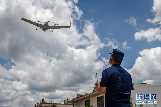 6月1日，工作人员使用无人机监测象群行踪。新华社记者 胡超 摄