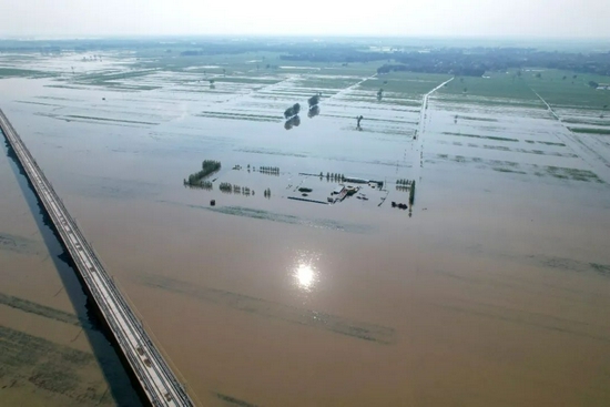 河南省安阳市滑县,卫河长虹渠滞洪区内的道路,庄稼已被洪水淹没