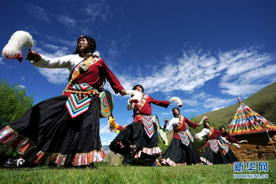 在山南市琼结县，久河村卓舞队的队员在表演国家级非遗项目“久河卓舞”（2020年7月1日摄）。新华社记者 詹彦 摄