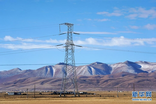 这是在西藏阿里地区普兰县拍摄的西藏阿里与藏中电网联网工程输电铁塔（2020年11月29日摄）。新华社记者 詹彦 摄