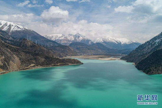 这是位于西藏昌都市八宿县境内的然乌湖（无人机照片，3月30日摄）。新华社记者 孙非 摄