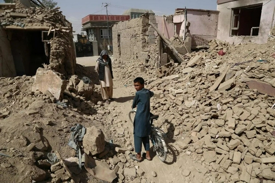  ▲经历了一系列战乱，阿富汗加兹尼已处处是残垣断壁，数百具尸体被遗弃在街上或丢弃在河里。