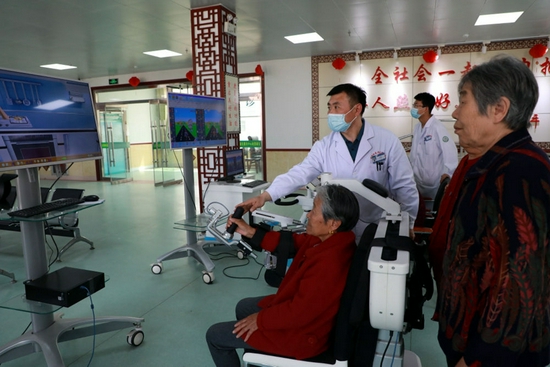 2021年5月19日，在山东省滨州市沾化区富源街道社区卫生服务中心，医护人员为社区老人进行远程医疗服务。