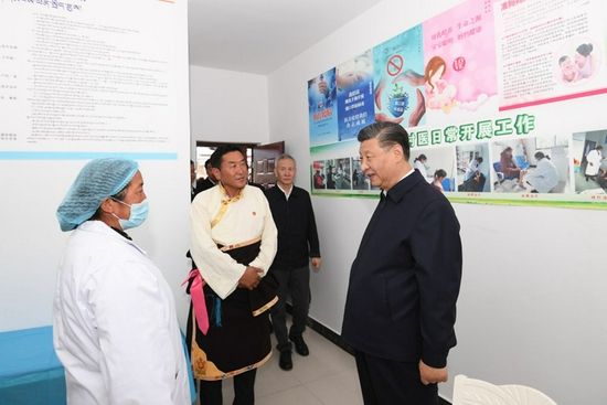 2021年7月21日下午,习近平在西藏林芝市巴宜区林芝镇嘎拉村卫生室详细了解基层医疗卫生情况。