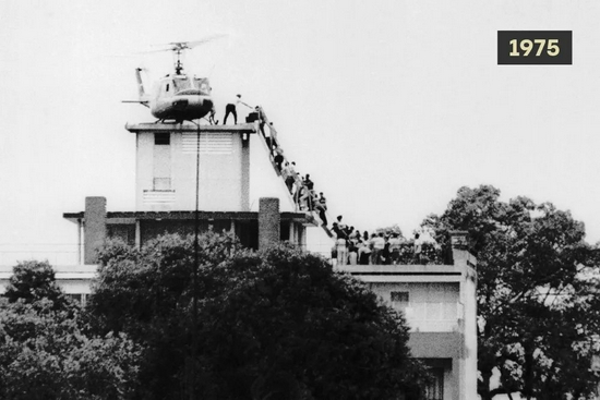 ▲1975年4月19日，北越20万大军将西贡包围得水泄不通，要求所有美国军事顾问必须全部撤离越南。从29日到30日，美国只能用直升机在大使馆顶楼撤离人员，现场一片混乱。