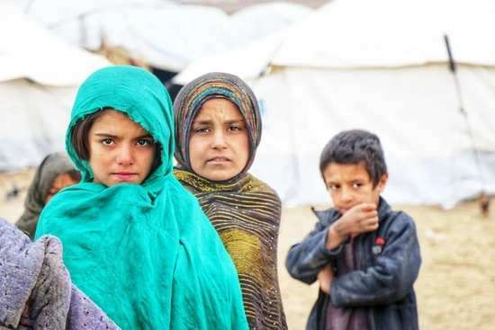 2020年12月，阿富汗坎大哈省无家可归的孩子们。图/联合国人道事务协调厅