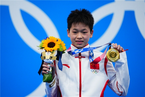 2021年8月5日，全红婵在颁奖仪式上。当日，在东京奥运会跳水项目女子10米跳台决赛中，中国选手全红婵夺得冠军。新华社记者 许畅 摄
