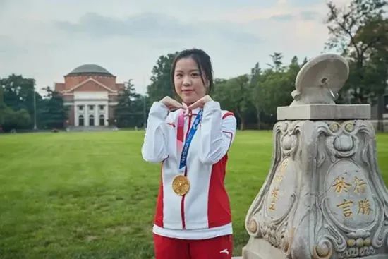 杨倩在清华大学校园的日晷前比心。（清华大学供图）