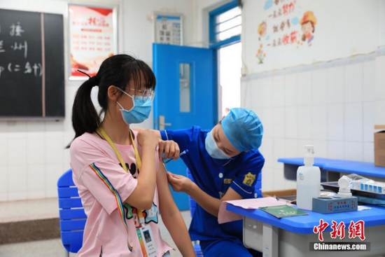 郑州市于8月17日起开展12至17周岁人群新冠病毒疫苗第一剂次接种，图为一名学生正在接种疫苗。中新社记者阚力摄