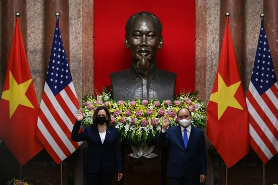 25日，哈里斯到访越南，与越南国家主席阮春福进行会晤。图源：视觉中国