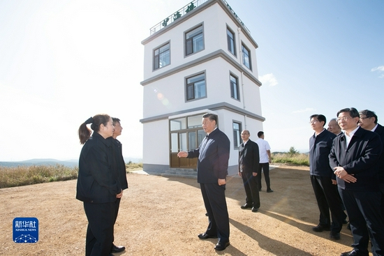 8月23日至24日,中共中央总书记、国家主席、中央军委主席习近平在河北省承德市考察。这是23日下午,习近平在塞罕坝机械林场月亮山考察时,亲切看望护林员刘军、王娟夫妇。新华社记者 谢环驰 摄