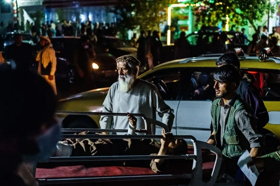 内地时间8月26日，喀布尔国际机场外产生爆炸，造成多人死伤，图为一名伤者。/IC photo