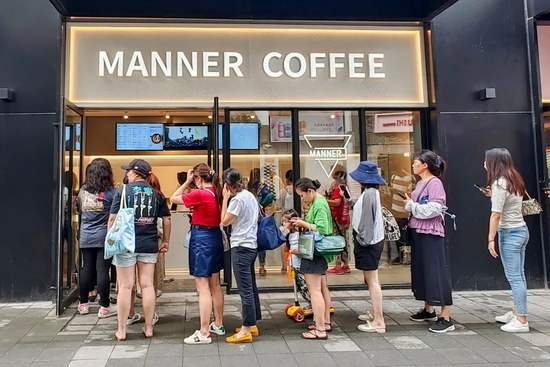 7月9日，人们在上海一家Manner Coffee门店排队购买熊猫拿铁。图/IC