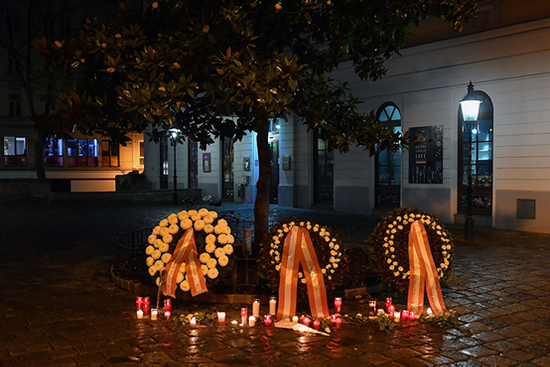 2020年11月3日，奥地利维也纳民众悼念恐袭案遇难者。维也纳2日发生的恐怖袭击造成4人死亡。奥地利警方查到涉案枪手身份是极端组织“伊斯兰国”的支持者。图|人民视觉
