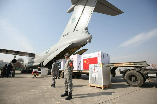 中国政府首批对外援助新冠疫苗在巴基斯坦首都伊斯兰堡附近的努尔汗空军基地正式移交巴基斯坦（2月1日摄）。新华社记者 刘天 摄