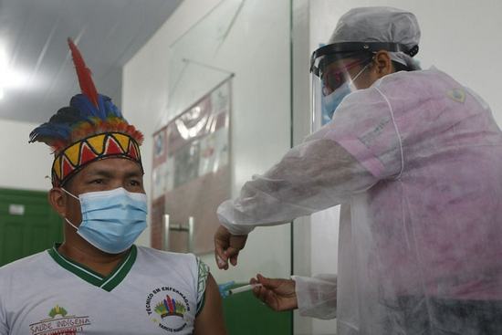 医护人员在巴西亚马孙州塔巴廷加市为一名原住民接种中国新冠疫苗（1月19日摄）。新华社发（卢西奥·塔沃拉摄）