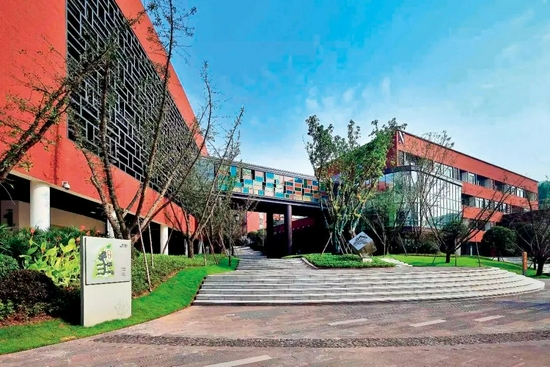  两江人民小学的校园。