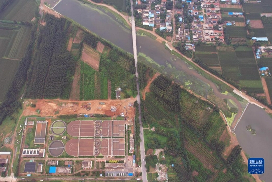 海子河畔负责处理化工园区污水的宁阳县磁窑镇污水处理厂（左下角）（9月2日摄，无人机照片）。新华社记者 刘诗平 摄
