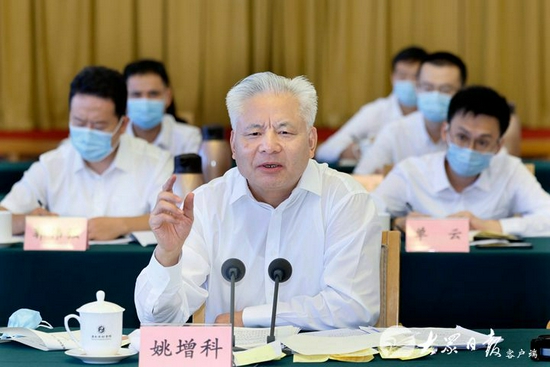 中央来人3天后,"五一"领奖状的局长投案了