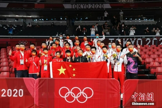  图为中国乒乓球队庆祝夺冠。中新社记者 韩海丹 摄