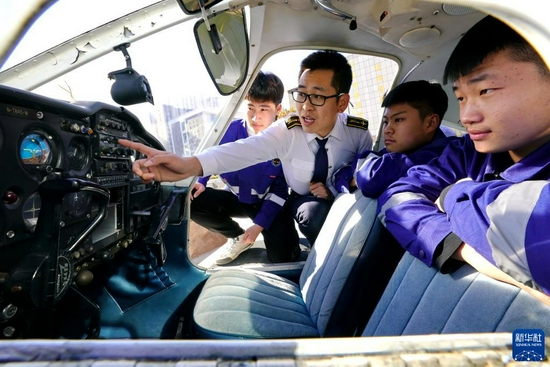 河北省唐山市丰润区综合职业技术教育中心飞机维修专业教师在给学生上课（2020年12月17日摄）。新华社记者 牟宇 摄