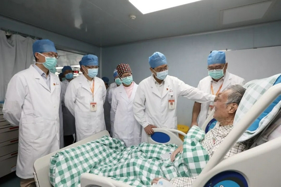▲2020年8月27日，广州，钟南山院士团队到病房看望上了111天ECMO的患者  图 / 南方视觉