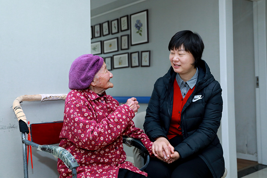 2020年1月1日，睢县县委书记吴海燕（右）在睢县中医院医养中心看望慰问老人。新华社发