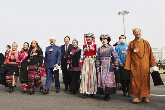 △2021年3月4日,中国人民政治协商会议第十三届全国委员会第四次会议在北京人民大会堂开幕。这是全国政协委员走向会场。