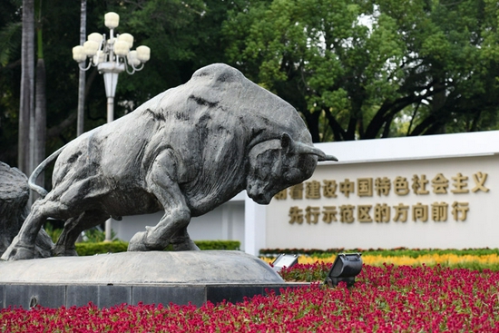 △位于深圳深南大道的“拓荒牛”雕像(2020年10月12日摄)。