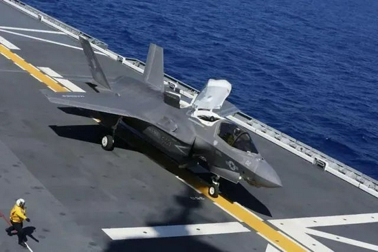 美国海军陆战队F-35B战机在日本海上自卫队战舰“出云”号上进行起降试验（图源：环球网）