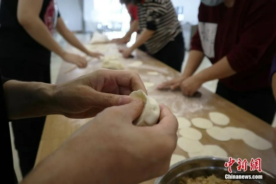 包饺子。（资料图）中新社记者 苍雁 摄