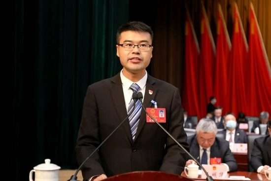 10月18日，在分宜县第十七届人大一次会议上，谢淘作政府工作报告（来源：分宜发布）