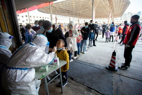 甘肃兰州中小学紧急停课。10月21日，兰州一名小学生正在做核酸检测。图/IC photo