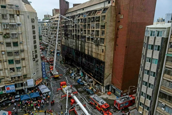  10月14日，高雄“城中城”的救援现场。图/人民视觉